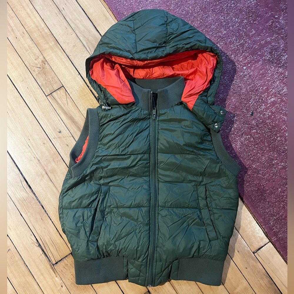 Forever 21 puffer vest with removeable hood